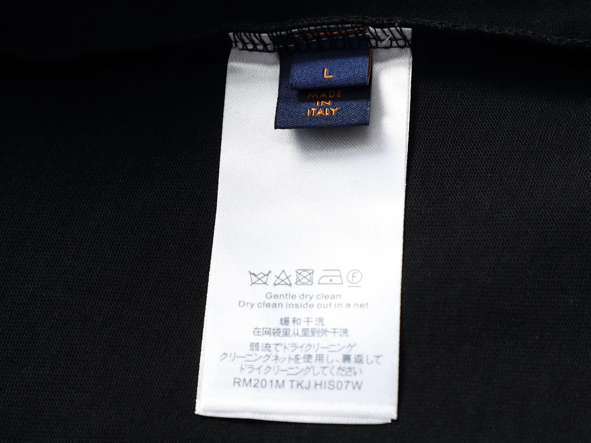 🅿️220 Louis Vuitton/Louis Vuitton High-end craftsmanship 1,000-needle embroidery. The large logo is exquisitely upgraded, inspired by the retro embroidery of the 1980s. Original fabric. Official same style. Short-sleeved T-shirt. Same vat dyed fabric. Very comfortable to the touch. The latest brick cabinet synchronization for spring and summer. Fashionable and personalized. Super versatile and good-looking. Very suitable for both men and women. A must-have for everyone. Hang tag. Collar label. Washed wheat. Complete with three labels. Color: black, white, khaki. Size: S M L XL |
